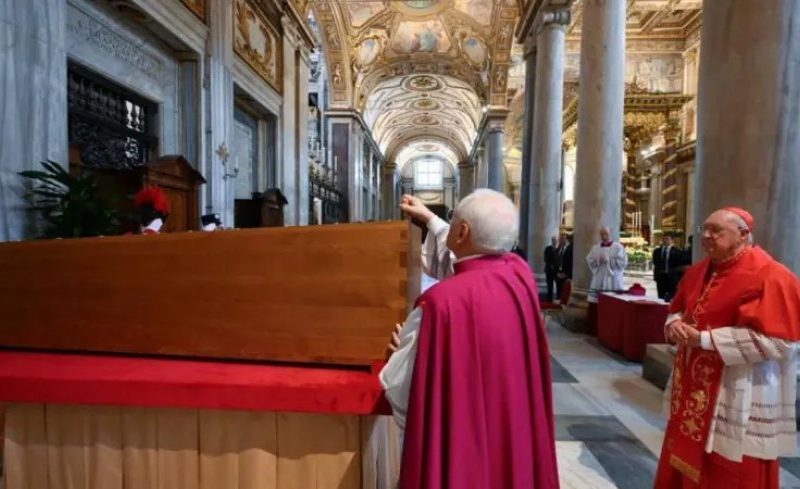 Rome en de wereld zeggen vaarwel tegen paus Franciscus.