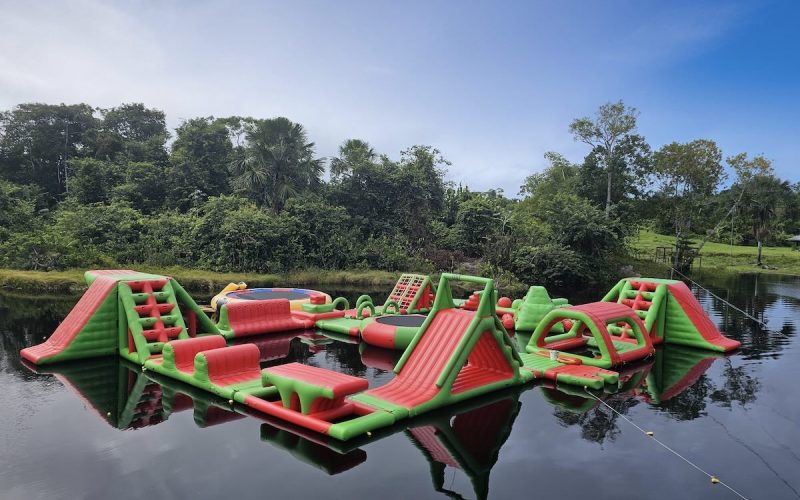 Indrukwekkend drijvend waterpark geopend in Parabello