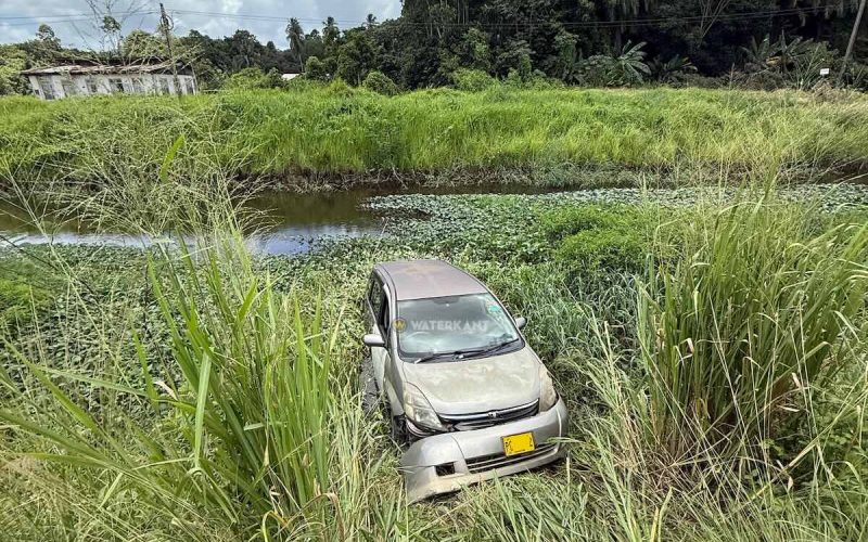Invalide vrouw raakt met auto in kanaal bij achteruitrijden