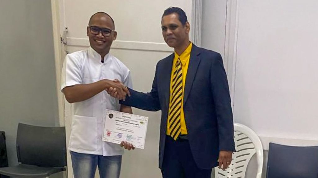 Diplomauitreiking voor vijftien studenten als doktersassistent in Suriname.