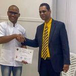 Diplomauitreiking voor vijftien studenten als doktersassistent in Suriname.