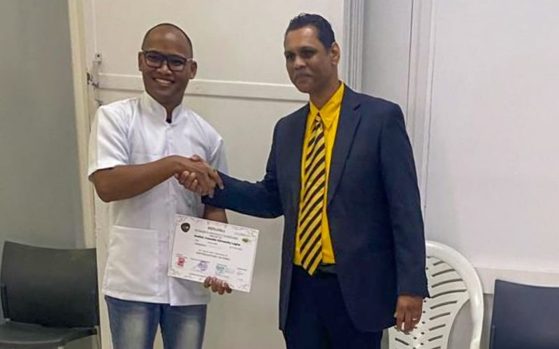 Ivaneldo Soebai de enige man tussen recent afgestudeerde doktersassistenten