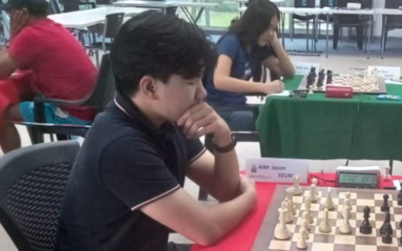 Jason Yeung is een halve punt verwijderd van de schaakkampioenschap van Suriname.