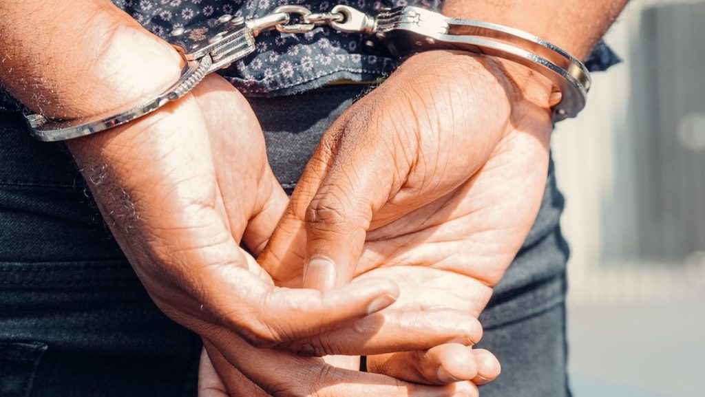 Man bedreigt zus met pistool vanwege inmenging van de familie in zijn relatie