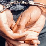 Man bedreigt zus met pistool vanwege inmenging van de familie in zijn relatie