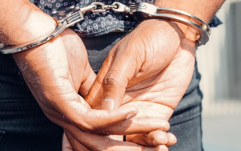 Man bedreigt zus met pistool vanwege inmenging van de familie in zijn relatie