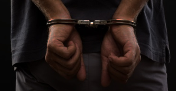 Man gearresteerd voor bedreiging en schade.