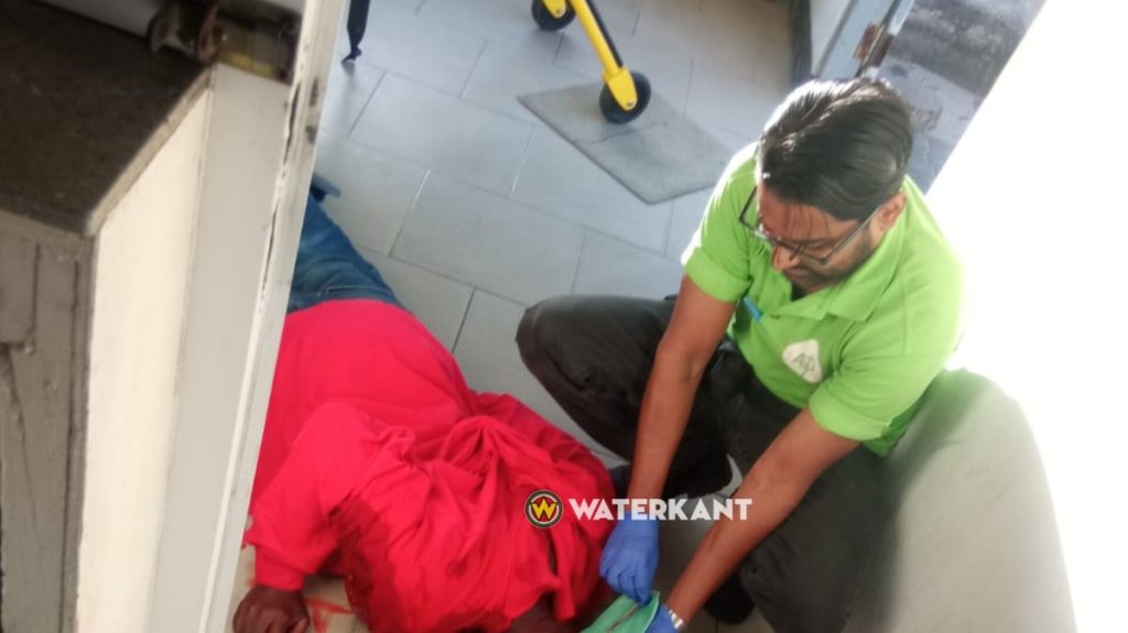 Bloedende man met hoofdwond rent politiebureau Paramaribo binnen.
