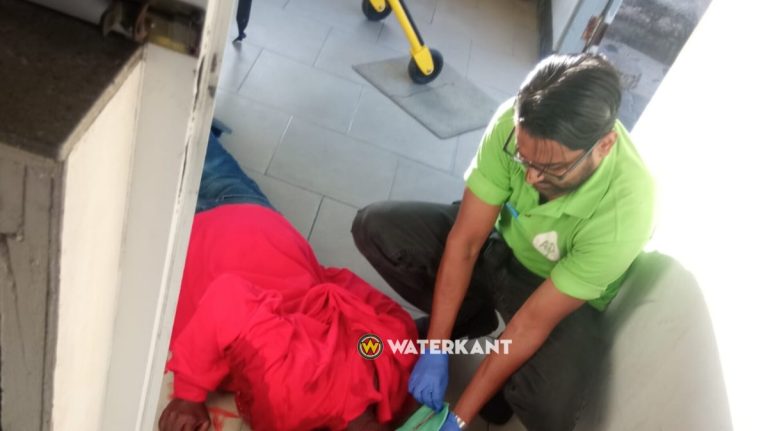 Man komt bloedend het politiebureau binnen en valt flauw