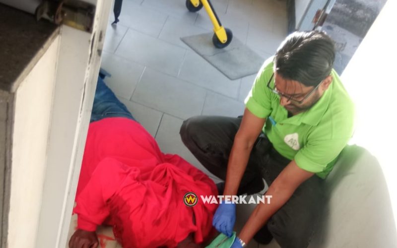 Man komt bloedend het politiebureau binnen en valt flauw
