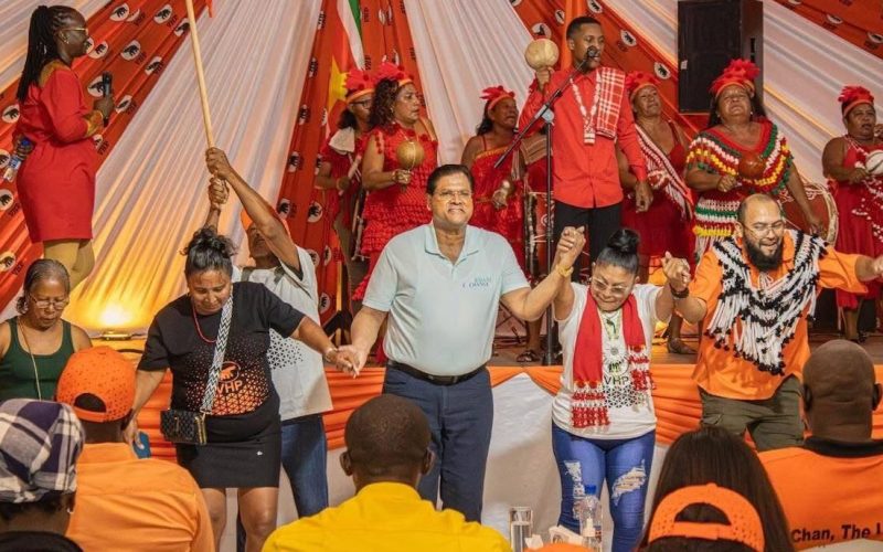 MENING: ‘8 voor de VHP van Chan Santokhi’
