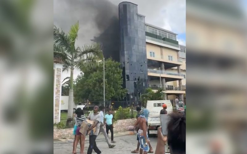 Onrust bij hotel Guyana waar 11-jarig meisje, dat vermist was, dood in zwembad aangetroffen werd.