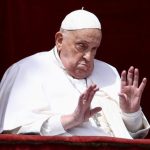 Paus Franciscus spreekt de paaszegen uit vanaf het balkon van de Sint-Pietersbasiliek.