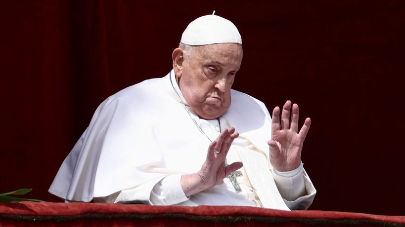 Paus Franciscus spreekt de paaszegen uit vanaf het balkon van de Sint-Pietersbasiliek.