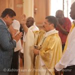 President Santokhi en first lady Mellisa Santokhi-Seenacherry tijdens de Hoogmis van Pasen.