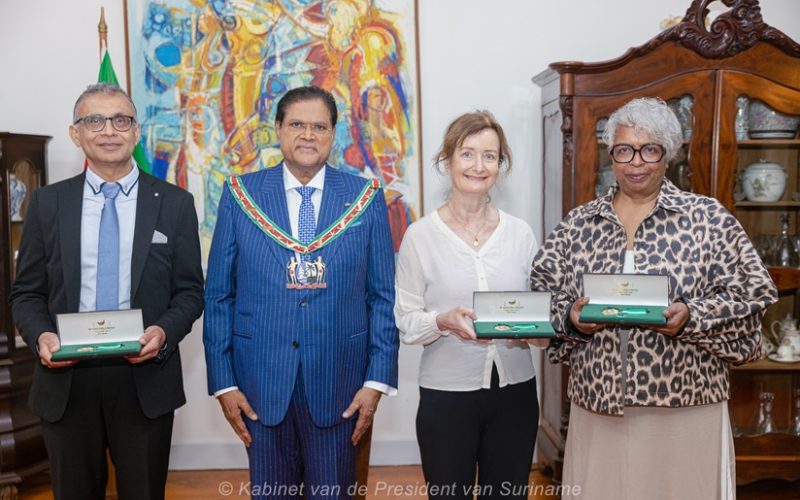 President Santokhi eert leden van de niertransplantatiemissie
