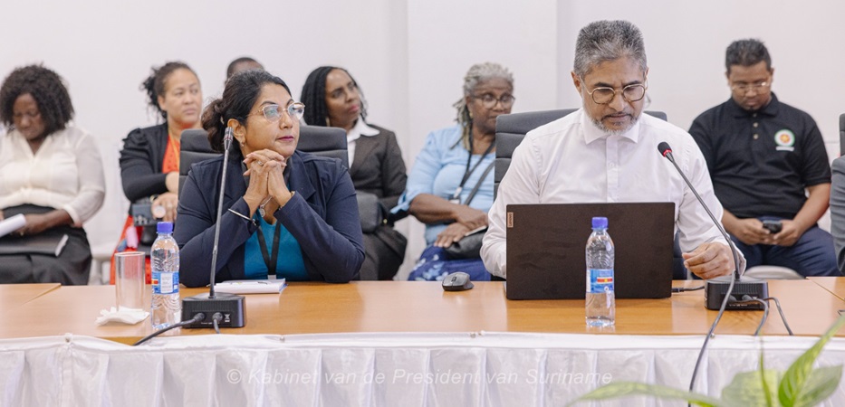 Chan Santokhi tijdens regeringsraadsvergadering Suriname april 2025