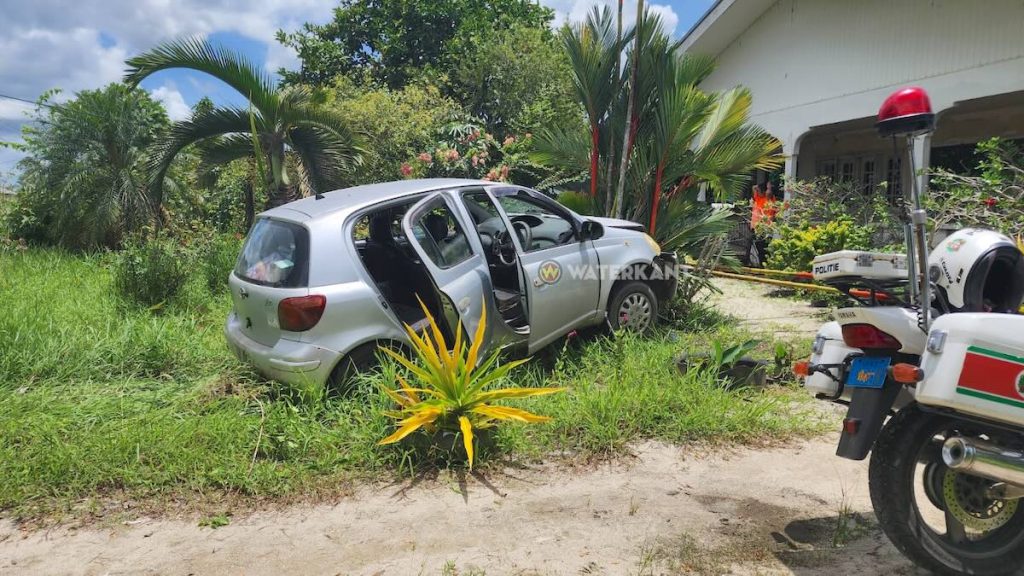 Eenzijdig verkeersongeval in Suriname: 69-jarige vrouw gewond