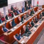 Assembleeleden Suriname debatteren over aanbestedingen en transparantie