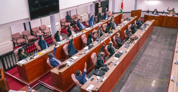 Assembleeleden Suriname debatteren over aanbestedingen en transparantie