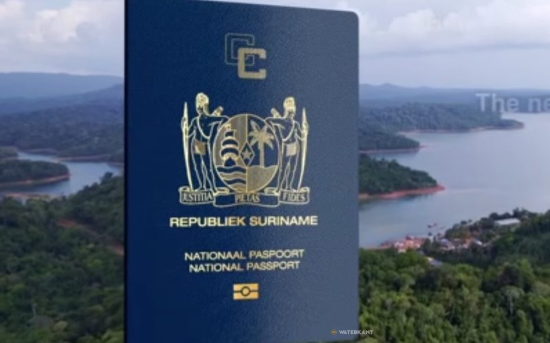 Suriname officieel nieuw e-paspoort gelanceerd: eerste exemplaren voor president en vice-president.