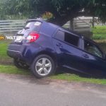 Afbeelding: Taxiauto gedumpt in de goot.