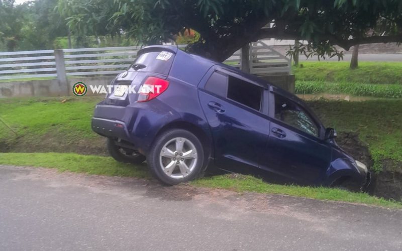 Taxichauffeur verliest beheersing in bocht en belandt in goot
