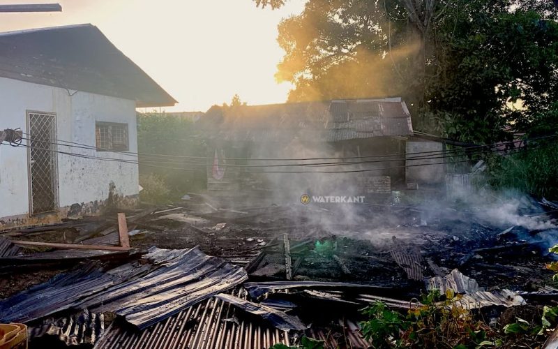 Verlaten woning geheel in vlammen opgegaan; twee aangrenzende gebouwen lijden schroeischade.