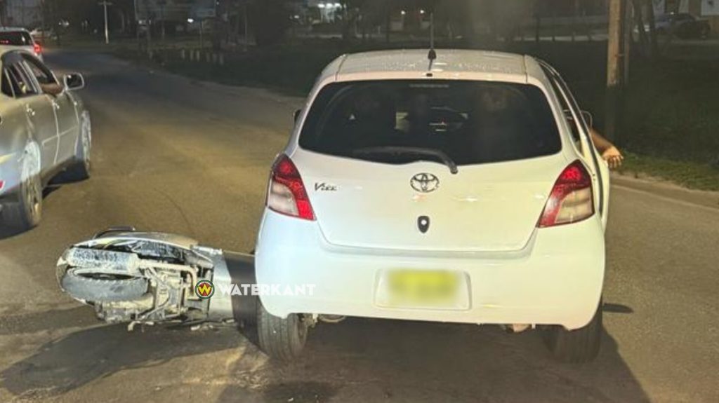 Vespa scooter en Toyota Vitz betrokken bij ongeval aan de Indira Gandhiweg in Suriname.