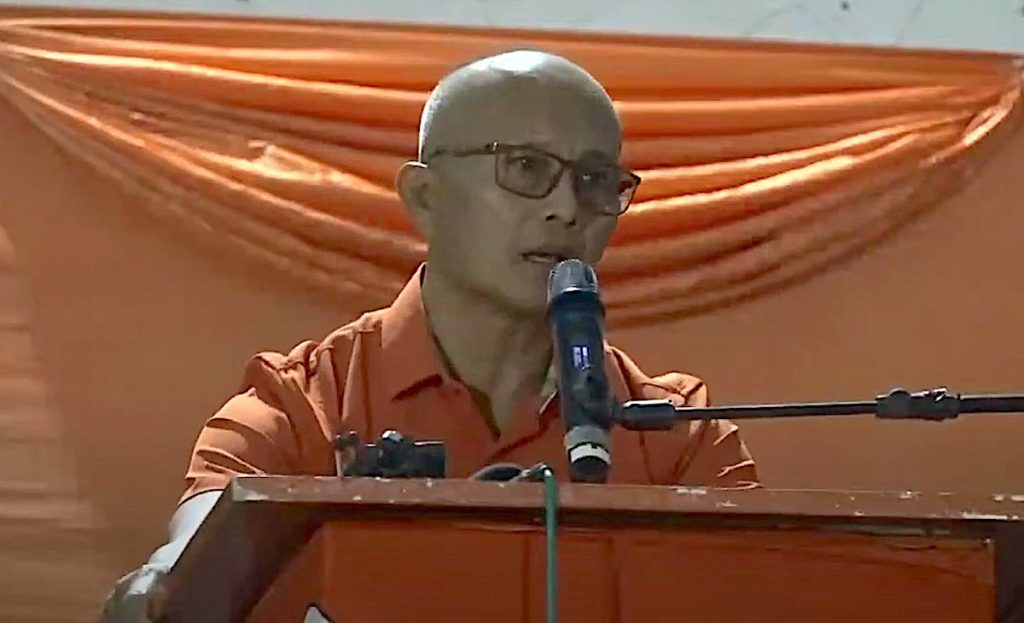 Johnny Soedirman Kasdjo spreekt het publiek toe tijdens VHP-bijeenkomst in Nickerie