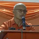 Johnny Soedirman Kasdjo spreekt het publiek toe tijdens VHP-bijeenkomst in Nickerie