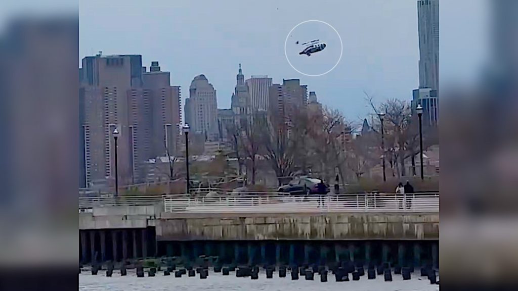 Helikopter stort neer in Hudsonrivier bij Manhattan; zes doden, waaronder drie kinderen.