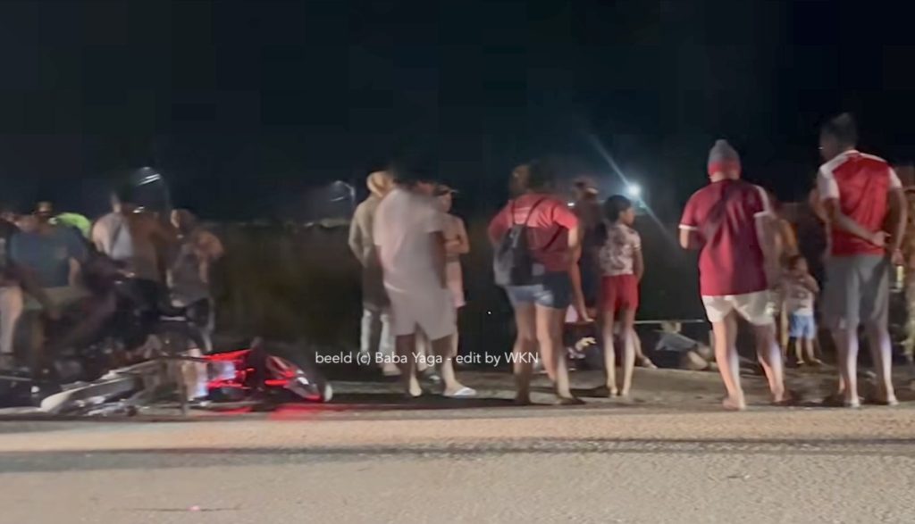 Verkeersincident in Powakka Suriname met politie-interventie na wegblokkade