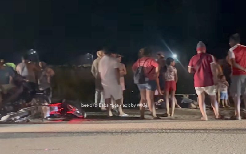 Weg naar Powakka tijdelijk gesloten na botsing tussen bromfiets en vrachtwagen.