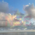 Buienradar en temperatuurkaart met voorspelling voor vrijdag: kans op regen en onweer.