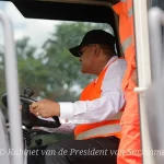 Afbeelding: Begin van de asfalteringswerkzaamheden op de Gangaram Pandayweg.
