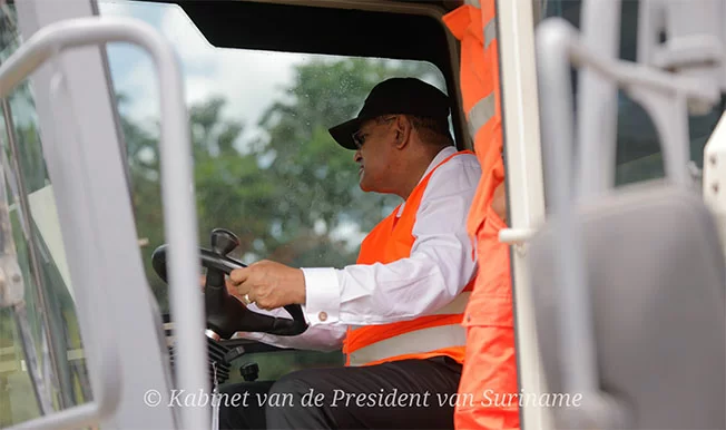 Afbeelding: Begin van de asfalteringswerkzaamheden op de Gangaram Pandayweg.