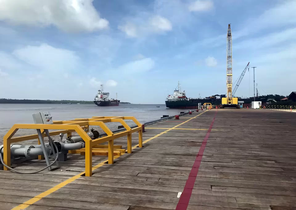 Guyana verplicht oliebedrijven tot financiële garanties bij milieuschade. Lees over de wetgeving en de impact op duurzaamheid en olieproductie.