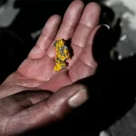 Illegale goudmijn in La Rinconada, Peru, met gewapende criminelen en bedreigde mijnwerkers