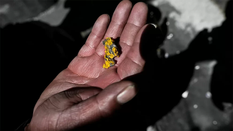 Illegale goudmijn in La Rinconada, Peru, met gewapende criminelen en bedreigde mijnwerkers