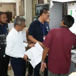 Stembiljetten worden gevouwen voor de ressortraadsverkiezingen in Suriname, fouten inmiddels gecorrigeerd.