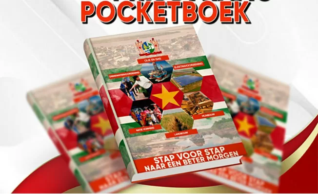 Jongere leest brief van president Santokhi over eerste stem, teken van politieke betrokkenheid van jongeren in Suriname.