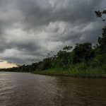 Reddingsoperatie na een botsing tussen schip en opslagplatform in de Amazone met ecologische en menselijke gevolgen.