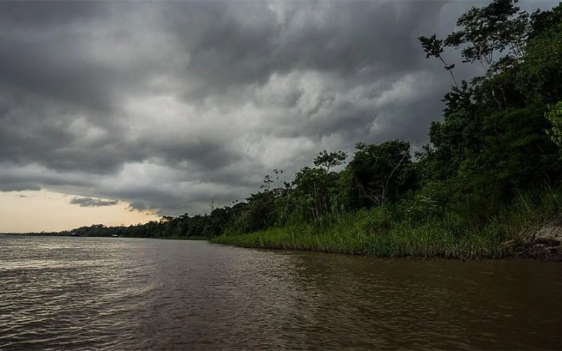 Peruaans marineschip in botsing met olieplatform in de Amazonerivier