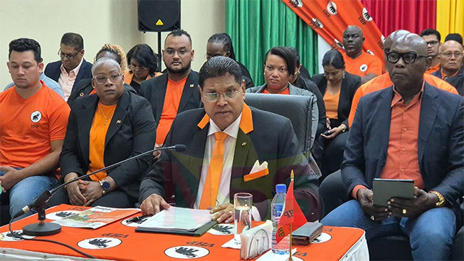 Chan Santokhi presenteert verkiezingsprogramma VHP met focus op herstel, groei en sociale verdeling van olie-inkomsten.
