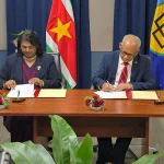 Krishna Mathoera en Albert Ramdin tijdens overdracht ministerie Buitenlandse Zaken Suriname