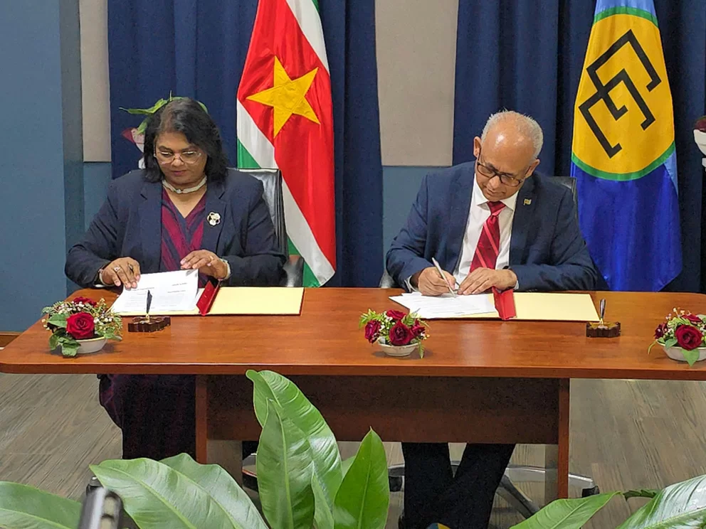 Krishna Mathoera en Albert Ramdin tijdens overdracht ministerie Buitenlandse Zaken Suriname