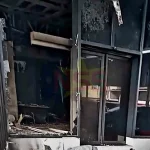 Onderzoek na brand bij Carvision in Suriname, kantoorruimte volledig verwoest, oorzaak nog niet vastgesteld.