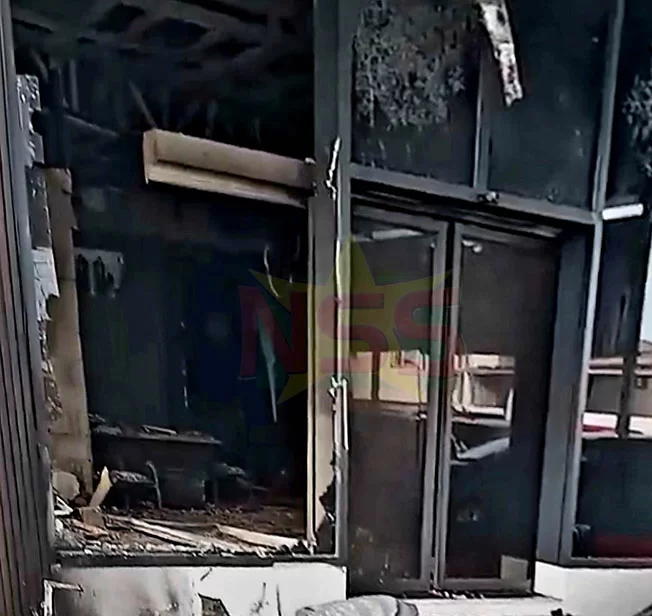 Onderzoek na brand bij Carvision in Suriname, kantoorruimte volledig verwoest, oorzaak nog niet vastgesteld.
