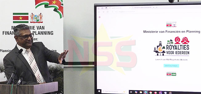 Minister Raghoebarsing lanceert e-gov website voor het RIV-programma in Suriname op 15 oktober 2023.